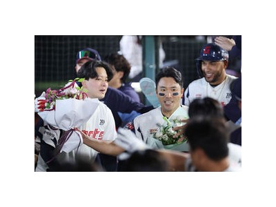 전준우 18년 만에 KBO 역사에 이름 남기다